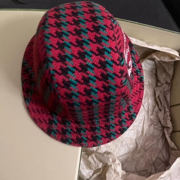 Red Gucci Hat with box - Picture 3 of 9
